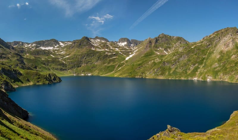 Le lac Bleu des Pyrénées dans la vallée de Lesponne.