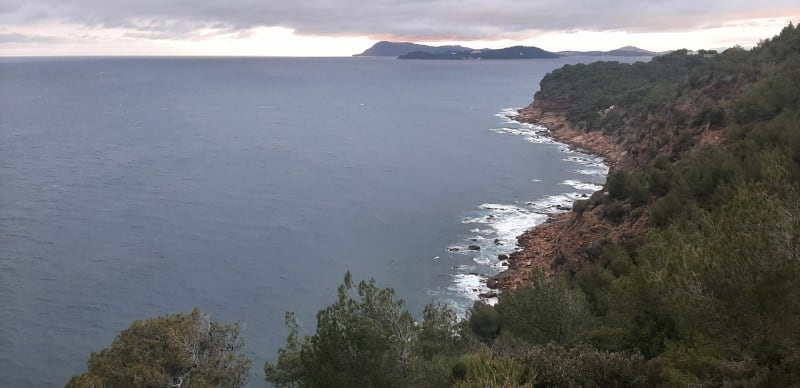 Mine de cap Garonne, mix de sentier découverte et littoral. - Le Pradet