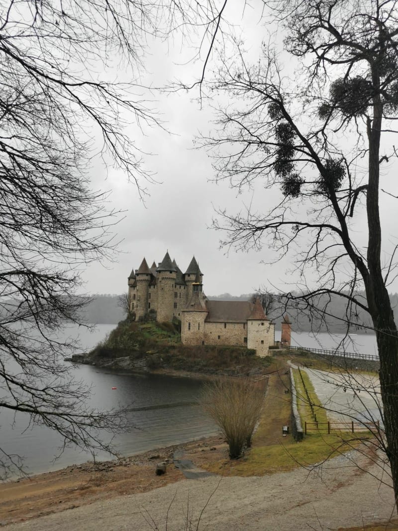 Promenade de la plage de la Siauve au Château de Val - Lanobre