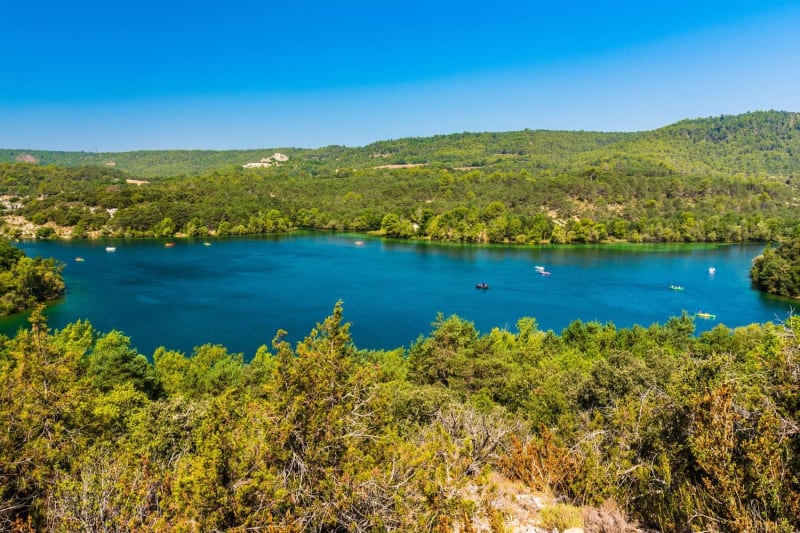 Randonnée gorges de Baudinard : étendue d'eau longeant végétation sèche verdoyante