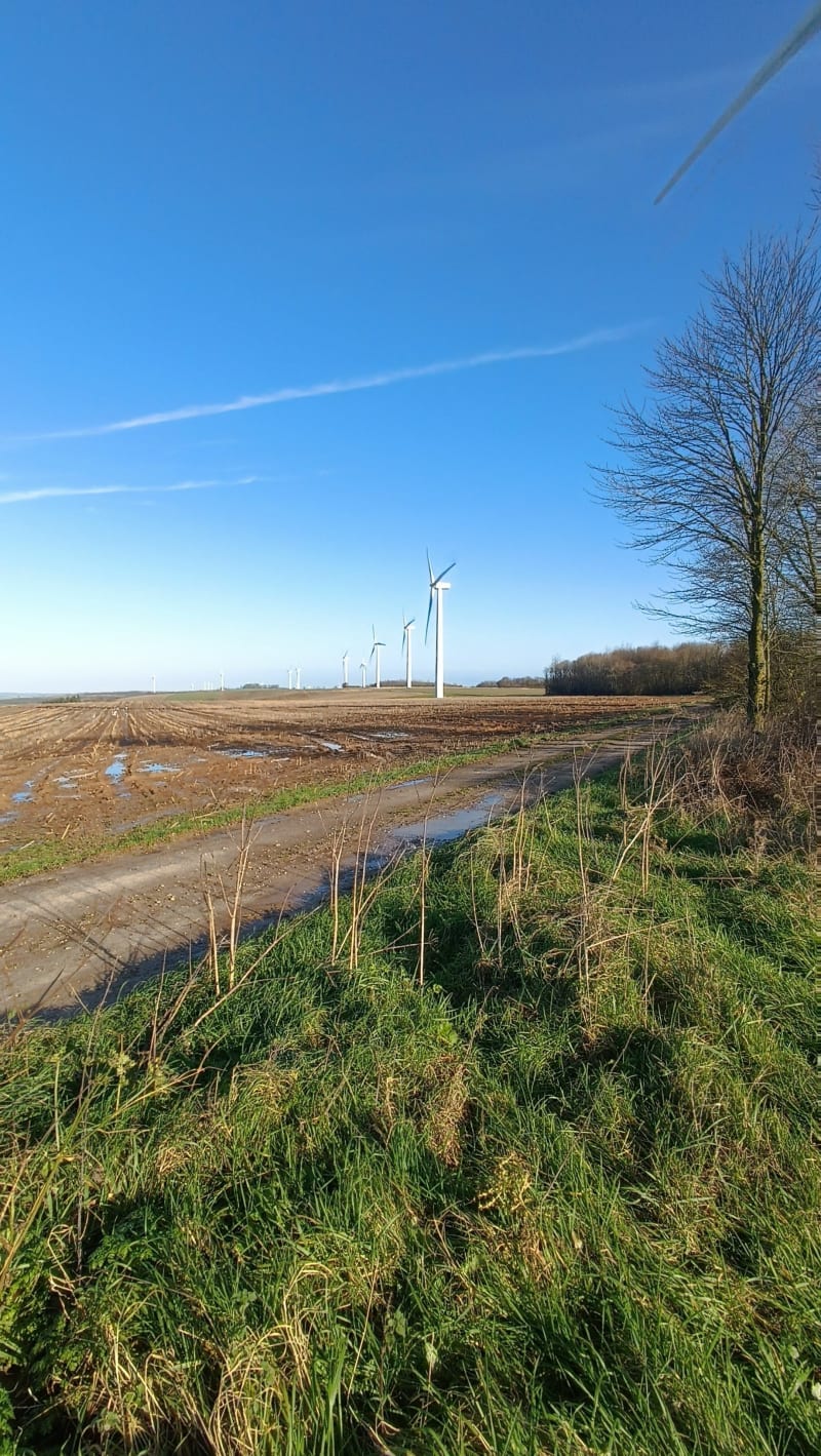 Pihem et les éoliennes, par Bientques - Pihem