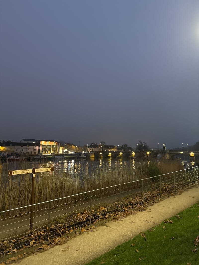 Marche sur l'Yonne, en fin de soirée - Auxerre