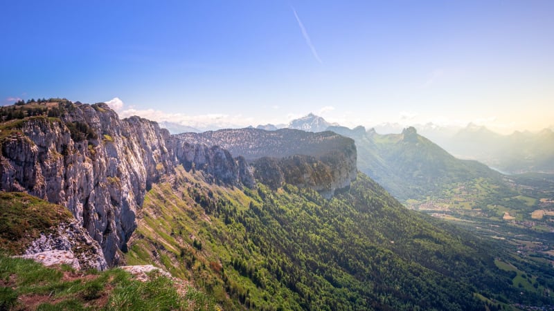 Vue sur les falaises ensoleillées du Parmelan en Haute-Savoie.