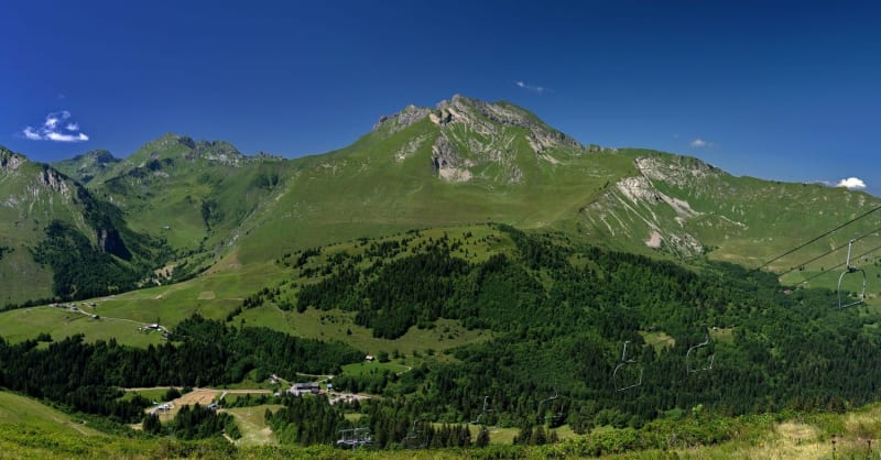 Randonnée roc d'Enfer : montagne verdoyante sous ciel bleu