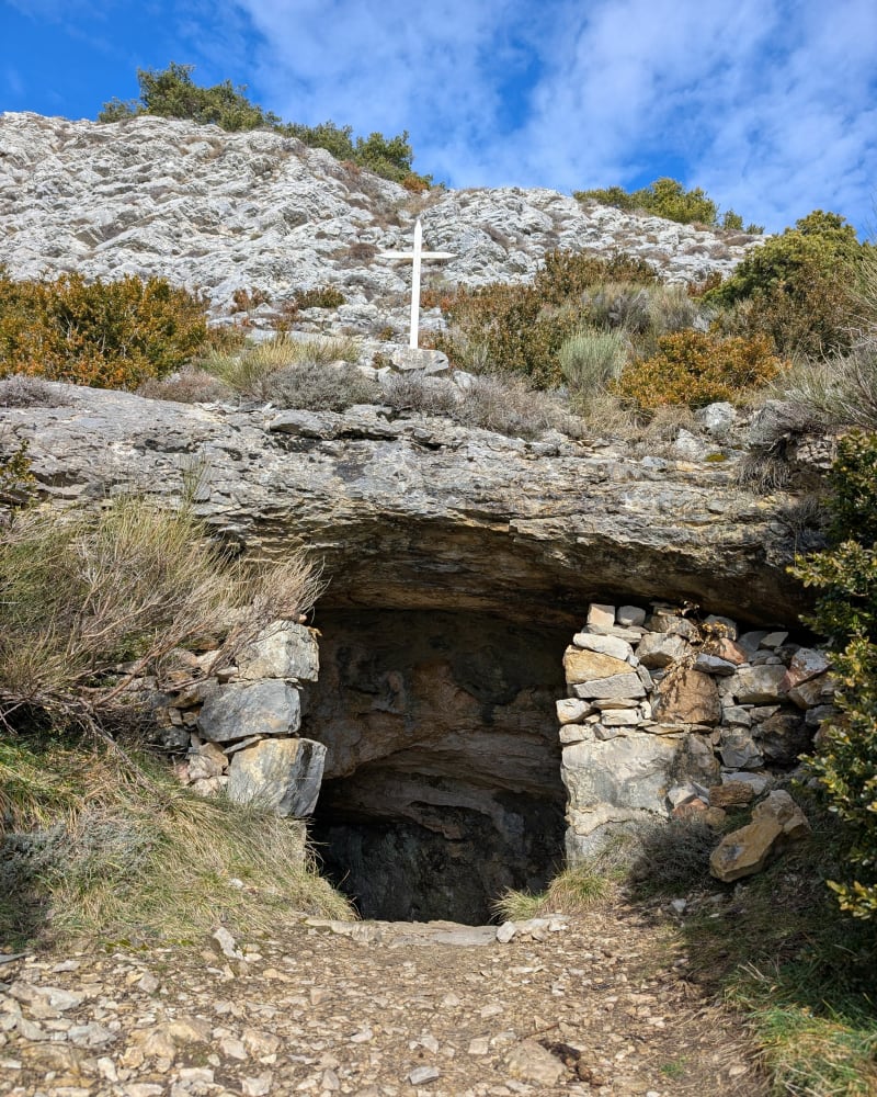 Grotte Notre-Dame de Calern depuis l'Observatoire - Caussols