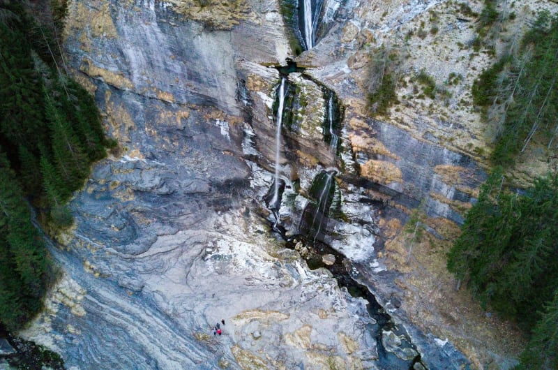 Vue sur la cascade du Rouget près de Sixt-Fer-à-Cheval.