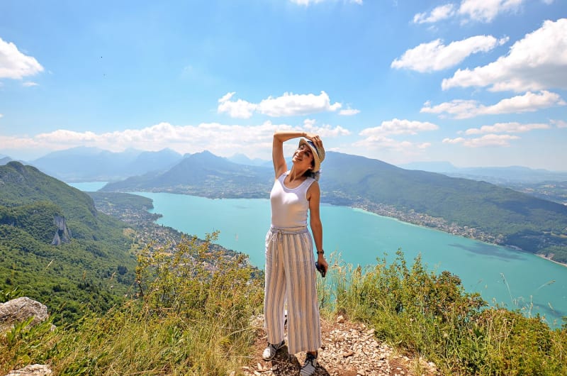 Jeune femme en randonnée aux mont Veyrier et mont Baron au dessus du lac d'Annecy.