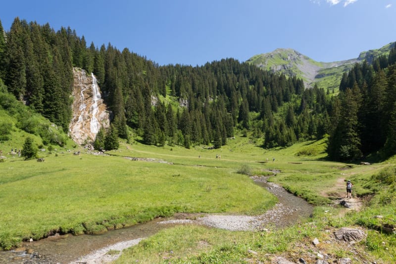 Vue sur la cascade des Brochaux à Montriond.