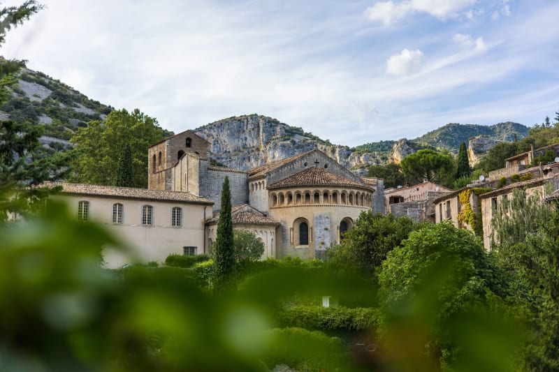 Vue sur le village de Saint-Guilhem-le-Désert.