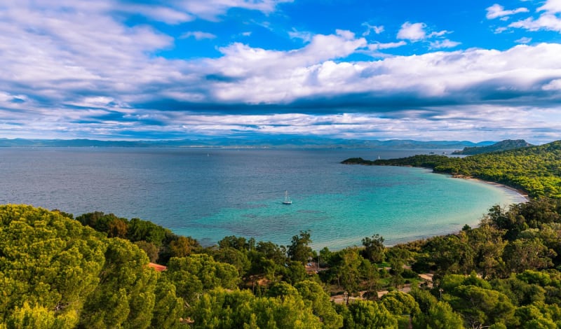 Vue aérienne sur l'île de Porquerolles depuis le fort Sainte-Agathe.