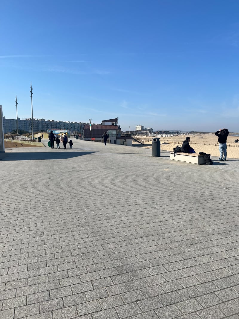 Marche sous le soleil et Plage de Calais - Calais