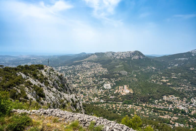 Randonnée mont Caume : vue sur vallée et montagnes rocheuses et verdoyantes