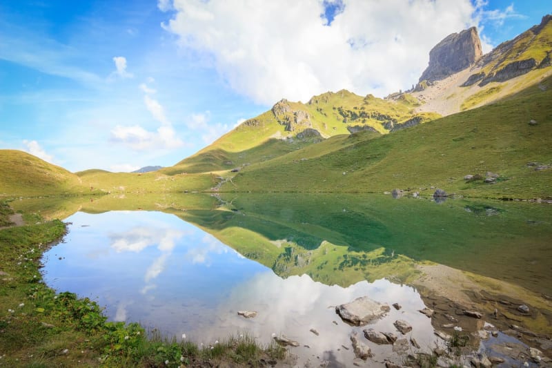 Randonnée lac d'Amour : étendue d'eau au pied de montagnes verdoyantes