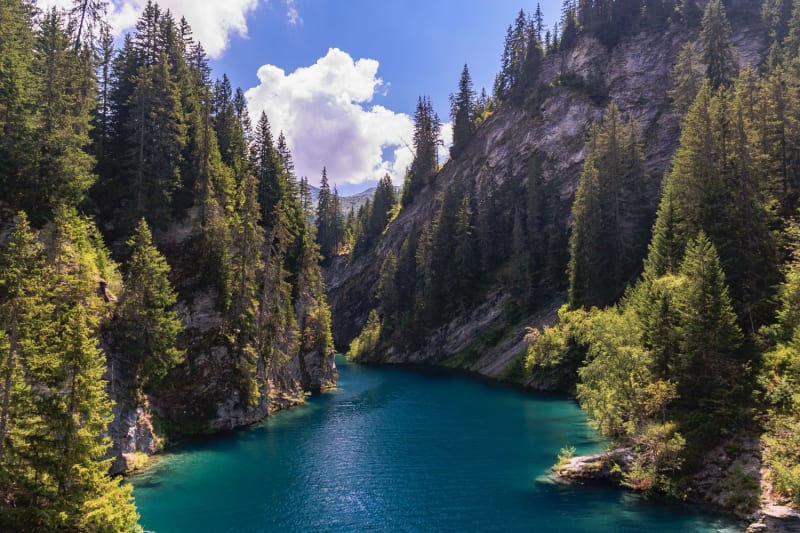 Vue sur le lac de Saint-Guérin en Savoie.