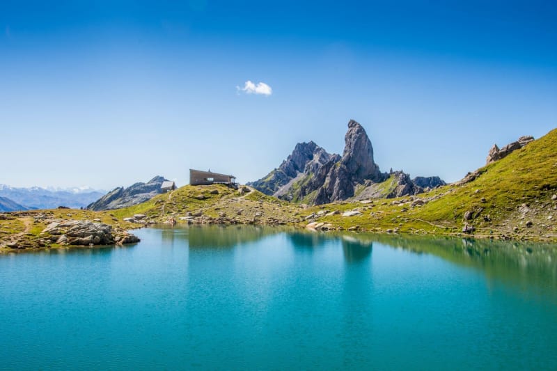 Randonnée Beaufortain : la Pierra Menta au-dessus du lac du Presset.
