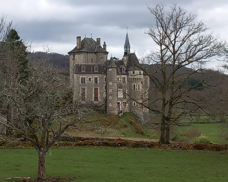 Château de Couzans par la vallée de la Rhue - Vebret