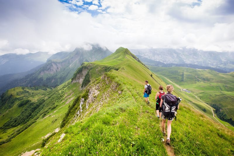 Trois sportifs en randonnée dans les Aravis.