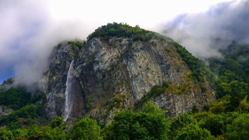Randonnée cascade de l'Arpenaz : chute d'eau sur montagne rocheuse et verdoyante