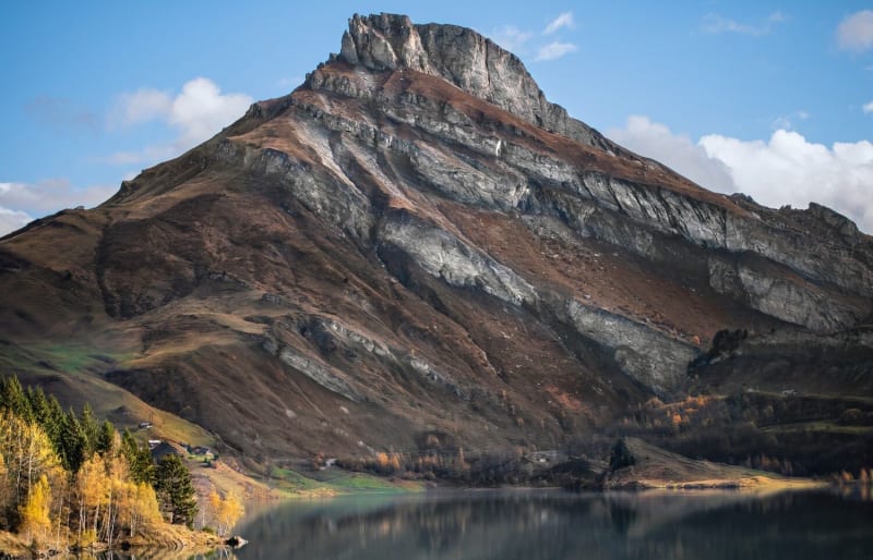 Vue sur le rocher du Vent et le lac de Roselend dans le Beaufortain.