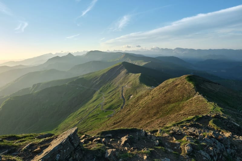 Randonnée pic d'Orhy : vue sur les Pyrénées basques au lever du soleil depuis le sommet du pic d'Orhy