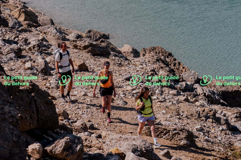 Randonneurs sur un sentier pierreux