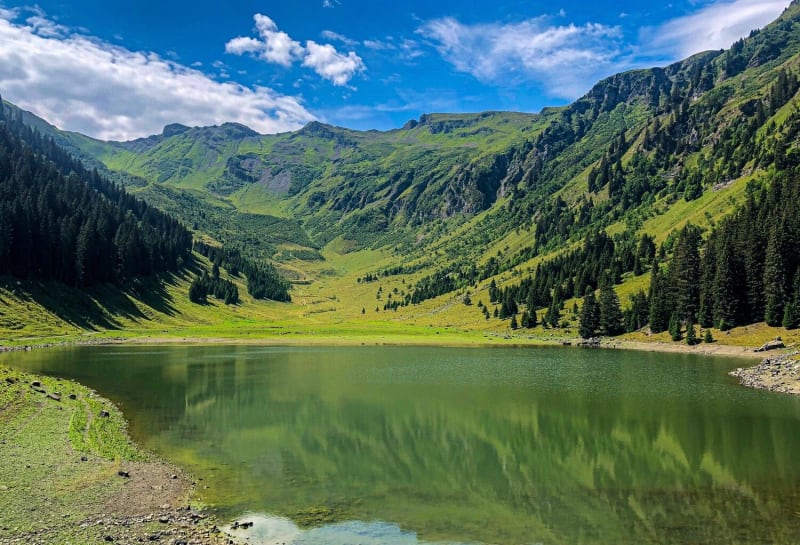 Vue sur le lac de Gers en Haute-Savoie.