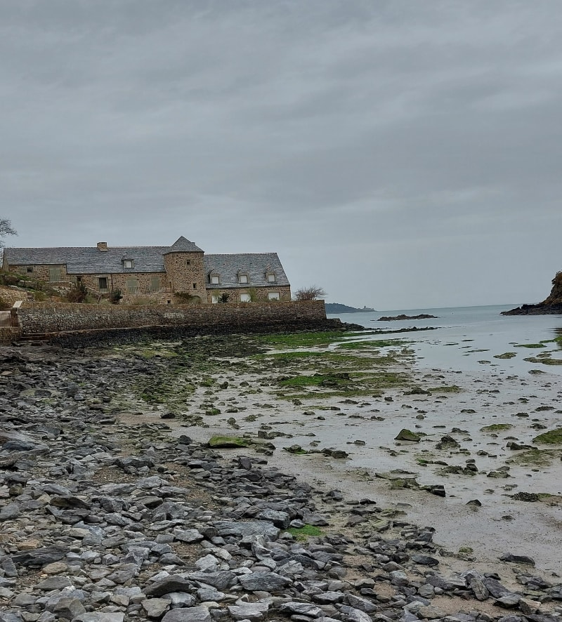 Le Moulin de la mer à la plage de la Fresnaye, par la Fosse - Matignon