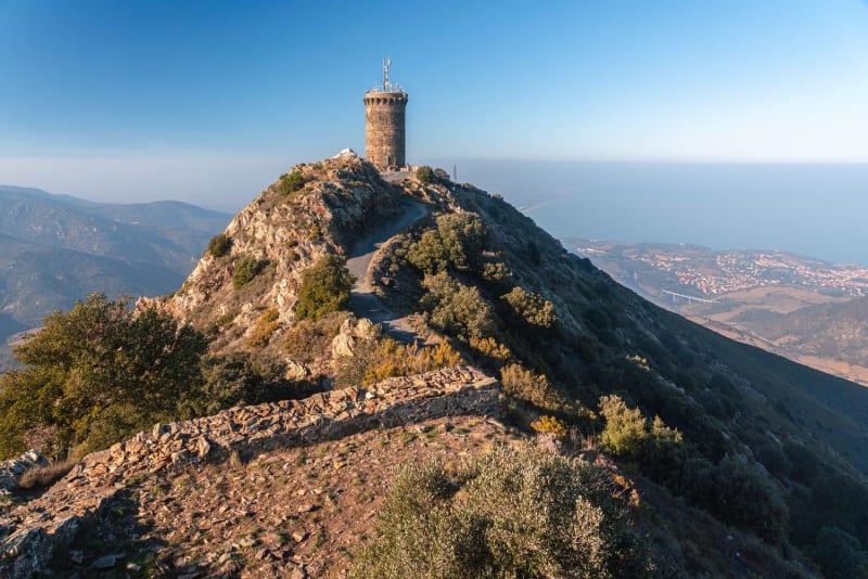 Randonnée Tour Madeloc : la tour en premier plan, avec vue sur Collioure et la Méditerranée dans le fond 