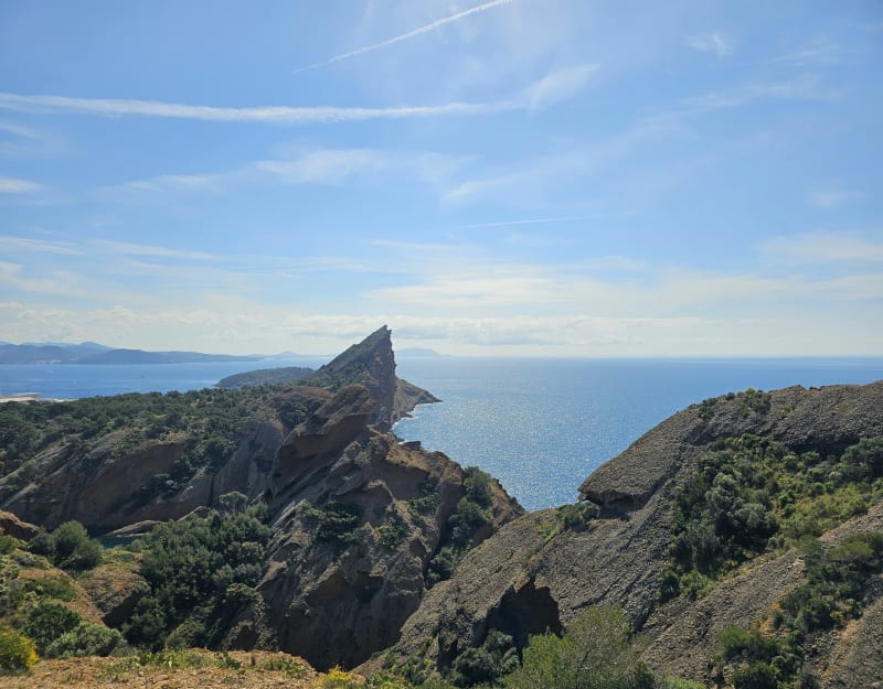 Les crêtes entre route et chemin, par l'Homme Mort - La Ciotat