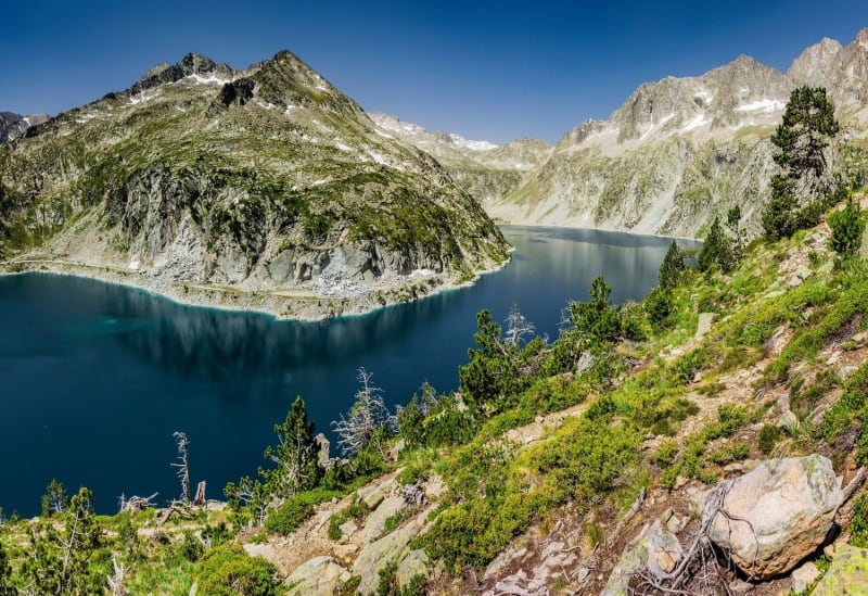 Vue sur le lac de Cap-de-Long dans les Pyrénées.