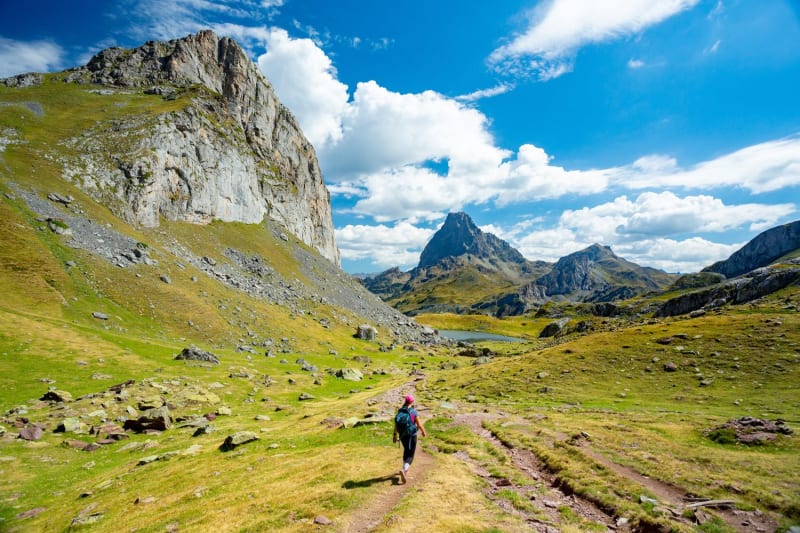 Randonneuse dans la vallée d'Ossau surplombée par le pic du Midi d'Ossau.