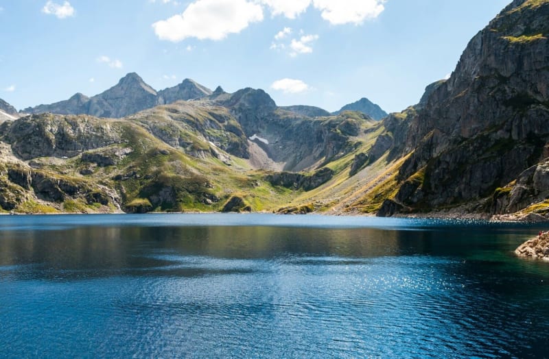 Vue sur le lac d'Artouste dans les Pyrénées-Atlantiques.