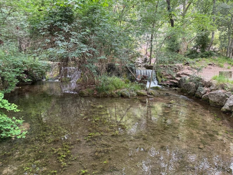 Randonnée source de l'Avy : étendue d'eau entourée de rochers et de végétation