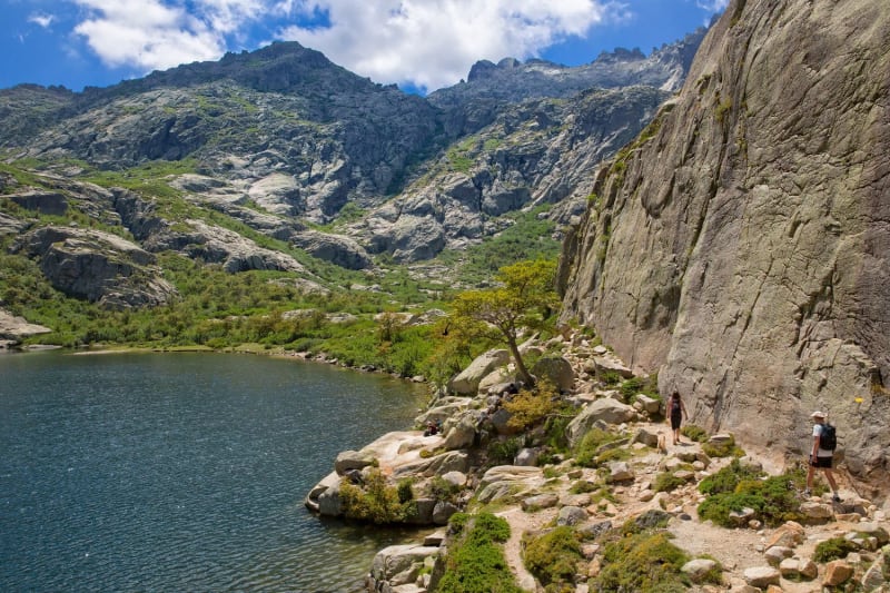 Randonneurs au bord du lac de Melo en Haute-Corse.