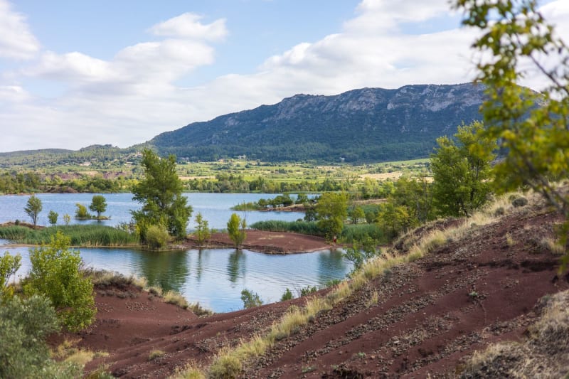 Vue sur le mont Liausson depuis le lac de Salagou.