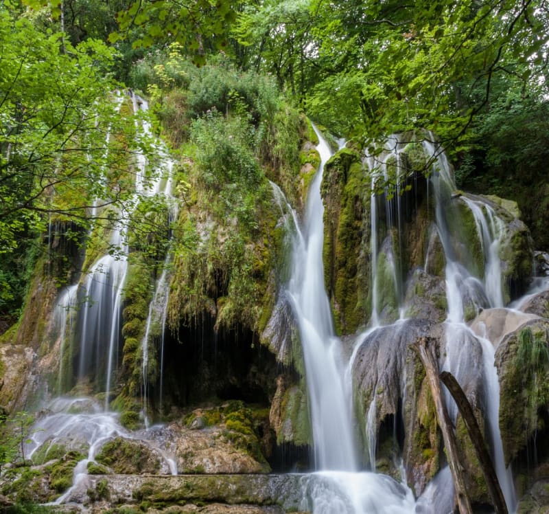 Randonnée cascade de Clairefontaine : chute d'eau sur roche végétalisée