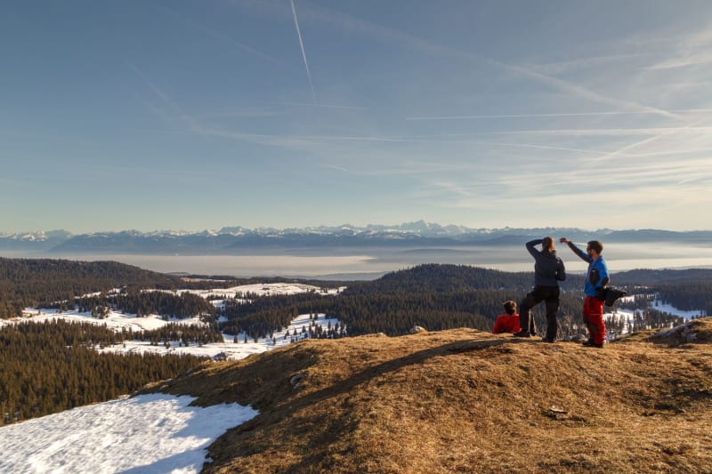 Touristes en randonnée au sommet du crêt de la Neige.