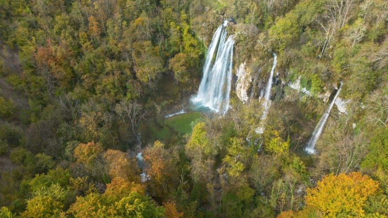 Randonnée cascades Ain : trois chutes d'eau entourées d'une forêt verdoyante