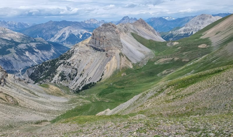 Sentier des crêtes 2620m. col des Lauses. rocher rouge - Montgenèvre