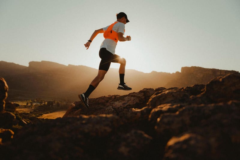 Homme qui s'entraîne pour un semi-marathon.
