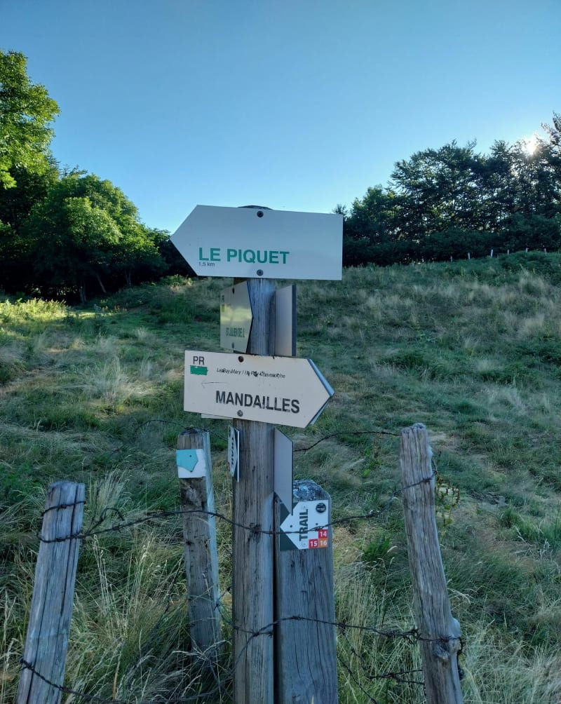 Le piquet Chavaroche et Chapeloune - Mandailles-Saint-Julien