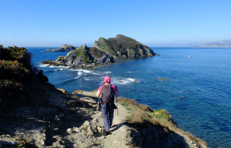 Homme marchant sur le sentier du littoral de la presqu'île de Giens.