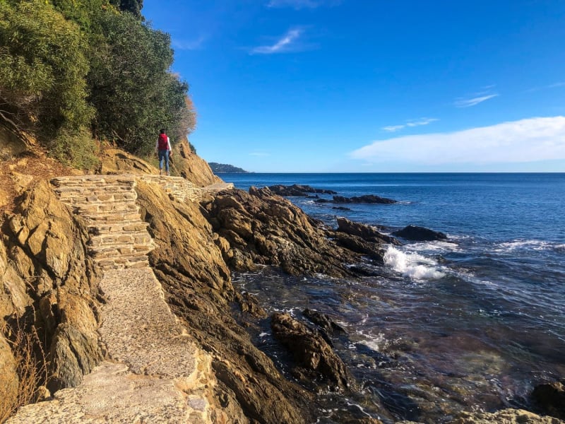 Randonnée sentier du littoral du Lavandou : chemin en pierre dans roche bordé par la mer