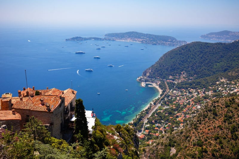 Randonnée sentier du littoral Alpes-Maritimes : vue aérienne sur mer bleue bordant maisons et végétation verdoyante