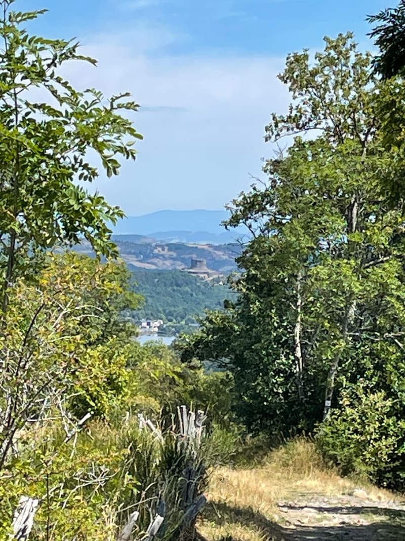Sentier au dessus de Voissières et vue sur château de Murol - Chambon-sur-Lac