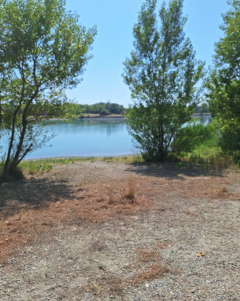 Lac et point d'eau sur la route zone d'activité du Sectar. - Bollène