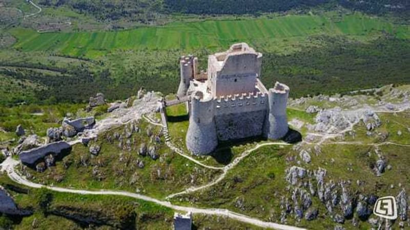 Randonnée au départ de Rocca Calascio : Exploration des Abruzzes