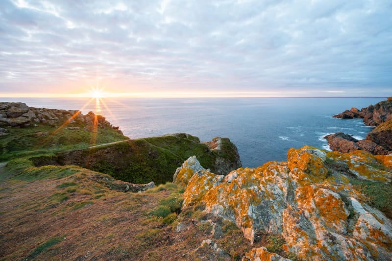 Randonnée ile de Groix : vue sur la mer et le coucher de soleil depuis les falaises