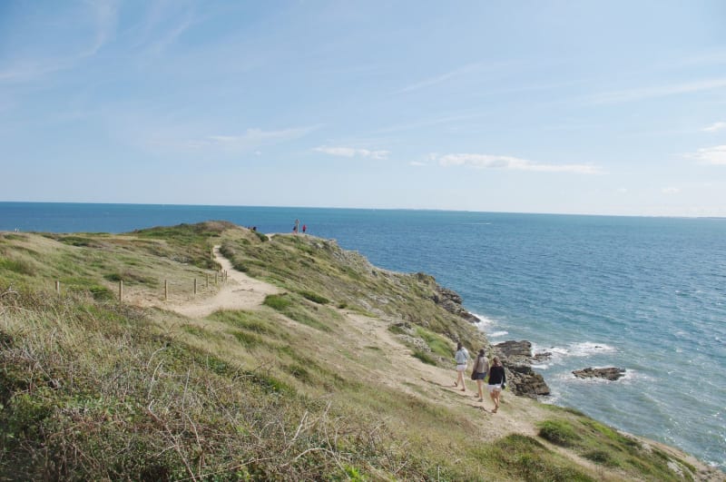 Randonneuses sur la pointe du Grand Mont à Saint-Gildas-de-Rhuys