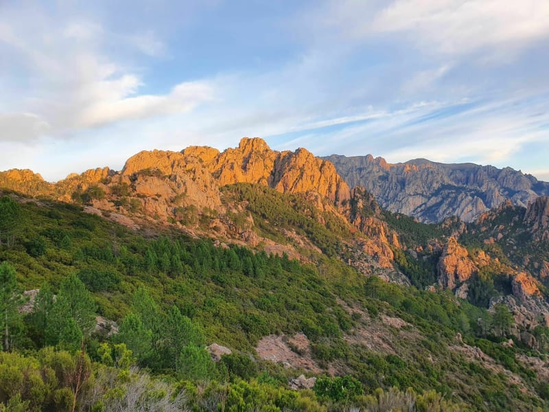 Randonnée aiguilles de Bavella : vue sur les aiguilles au coucher du soleil